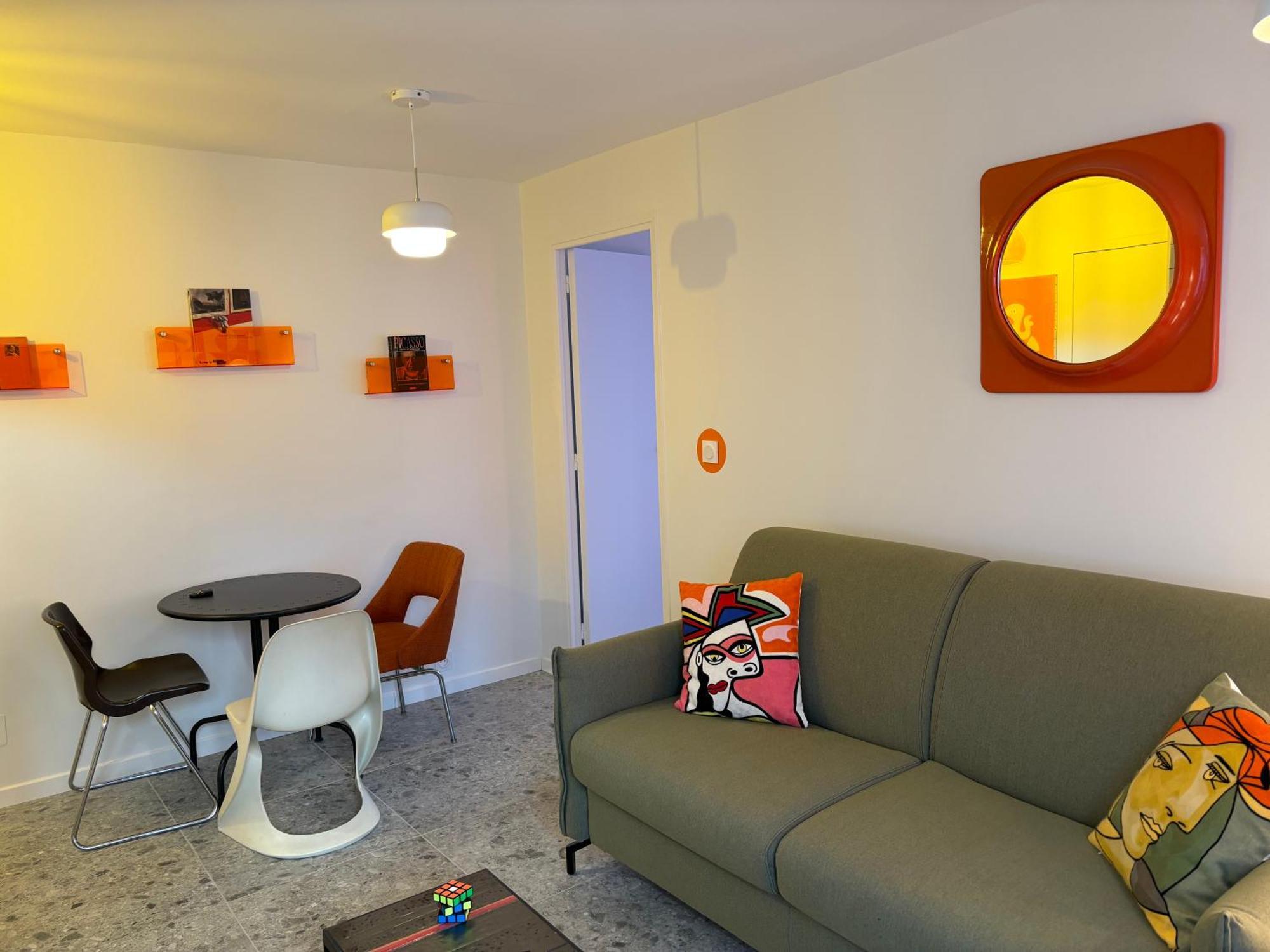 Apartment Orange & Art